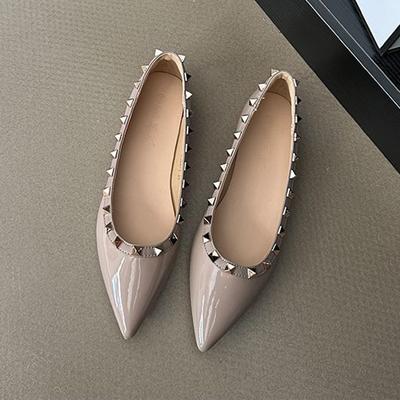 Французский темперамент Xiaoxiang вечерний бриз остроносые одинарные туфли женские с неглубоким носком 2024 новые весенние и осенние туфли на плоской подошве с заклепками женские туфли