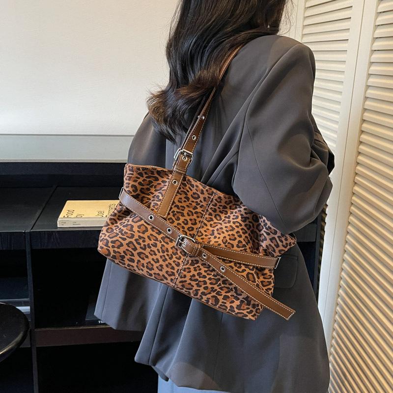 Корейская версия повседневной сумки-тоут большой вместимости с леопардовым принтом в стиле инс 2025 осень-зима новая на плечо подмышку женская простая и универсальная
