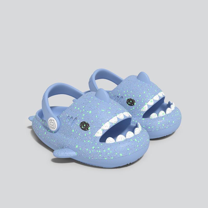 Нескользящие летние сандалии с рисунком акулы для детей - милые тапочки с защитой от столкновений для мальчиков и девочек