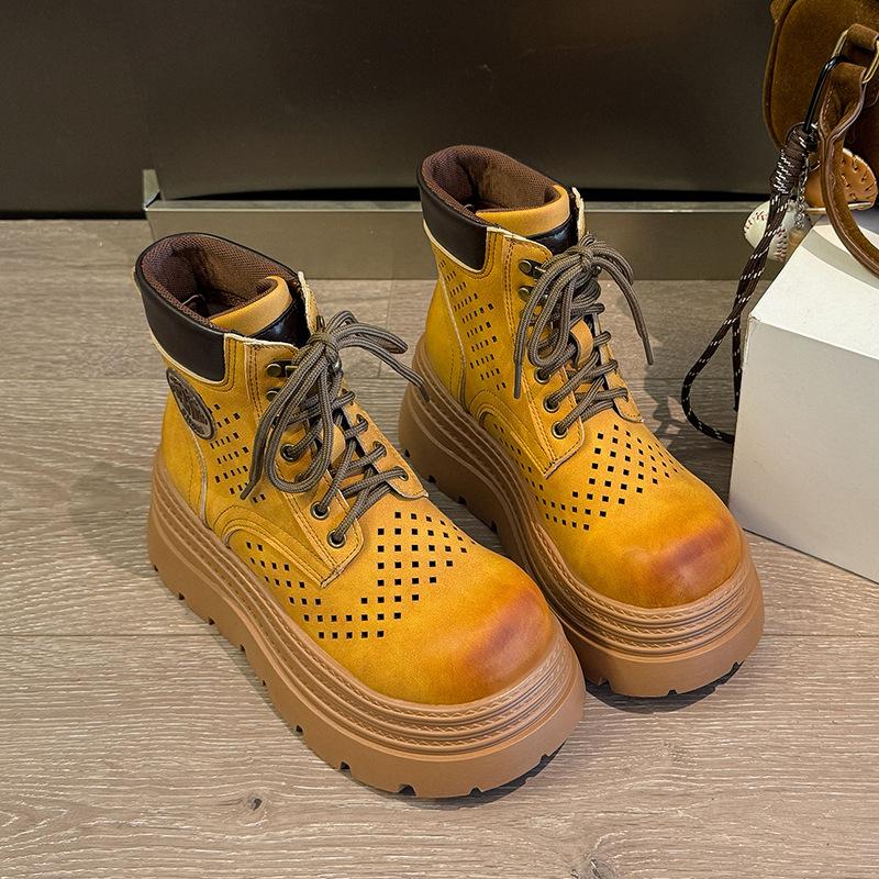 Женские ботинки на толстой подошве с полым голенищем, летние новинки 2025 года, увеличивающие рост ботинки Мартина, маленькие супер-огненные уличные западные короткие ботинки