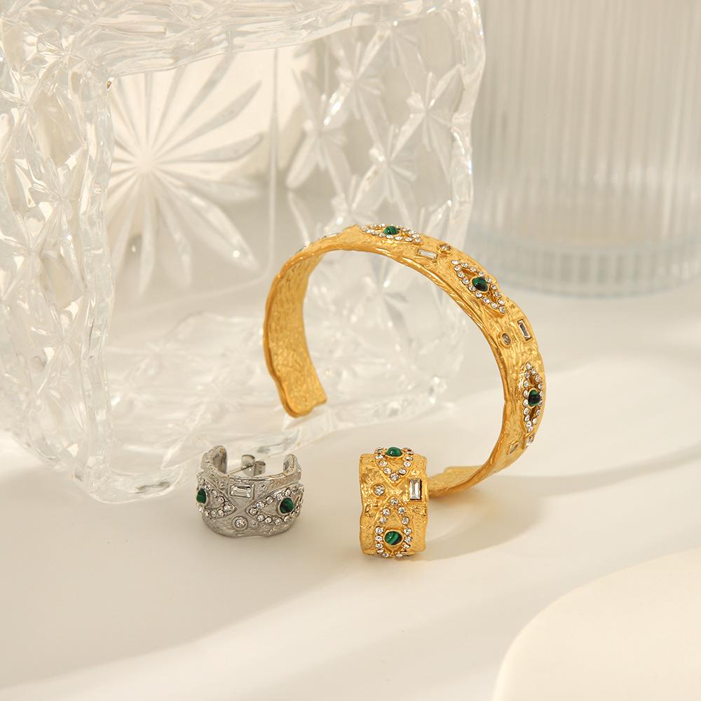 Браслет-манжета из 18-каратного золота с малахитовым «ангельским глазом» и текстурированной квадратной пластиной