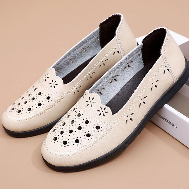 Сандалии для мамы, летние сандалии, дышащие модные туфли из полой кожи, нескользящая женская обувь на плоской подошве с мягкой подошвой