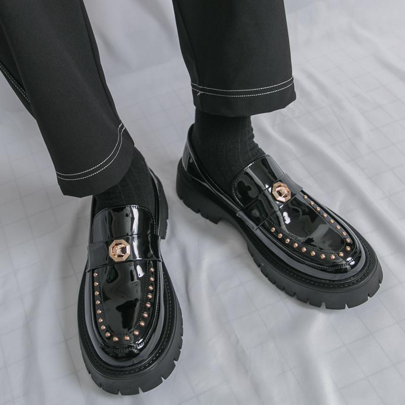 Дизайнер Моды Новые Зеленые Черные Лоферы с Заклепками Для Мужчин Балетки Мужские Для Ходьбы Обувь для Увеличения Роста Деловые Платья Мокасины