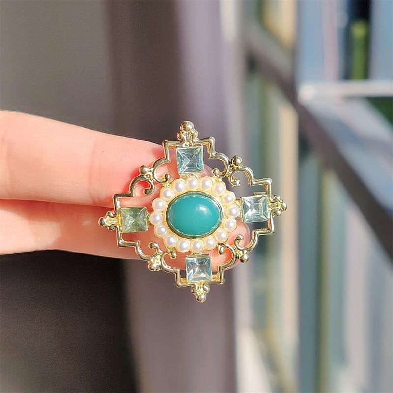 Baroque Court Pearl Green Hollow Gemstone Brooch, Retro Corsage Men's and Women's Clothing Pins