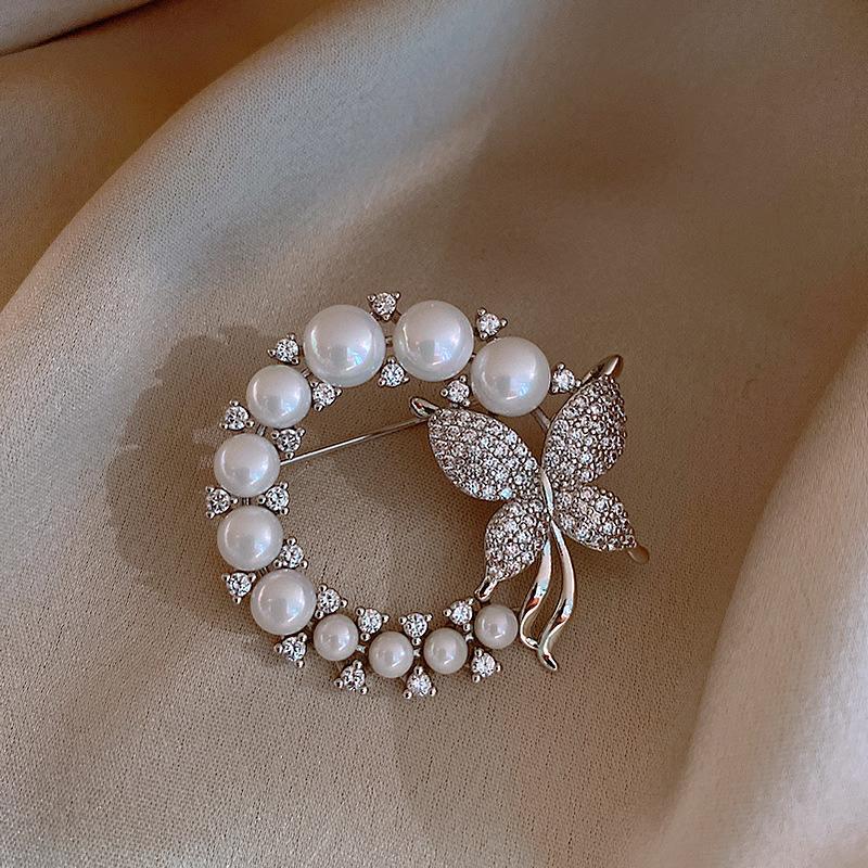 Exquisite Imitation Pearl Rhinestone Wreath Butterfly Brooch For Women Trend Elegant Circle Brooch Pins Party Wedding Gifts