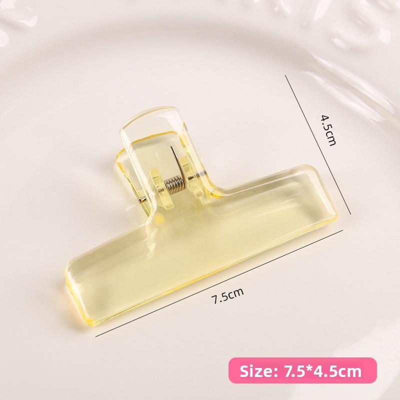 Зажим с длинным хвостом для хранения студенческих контрольных работ с высокой успеваемостью