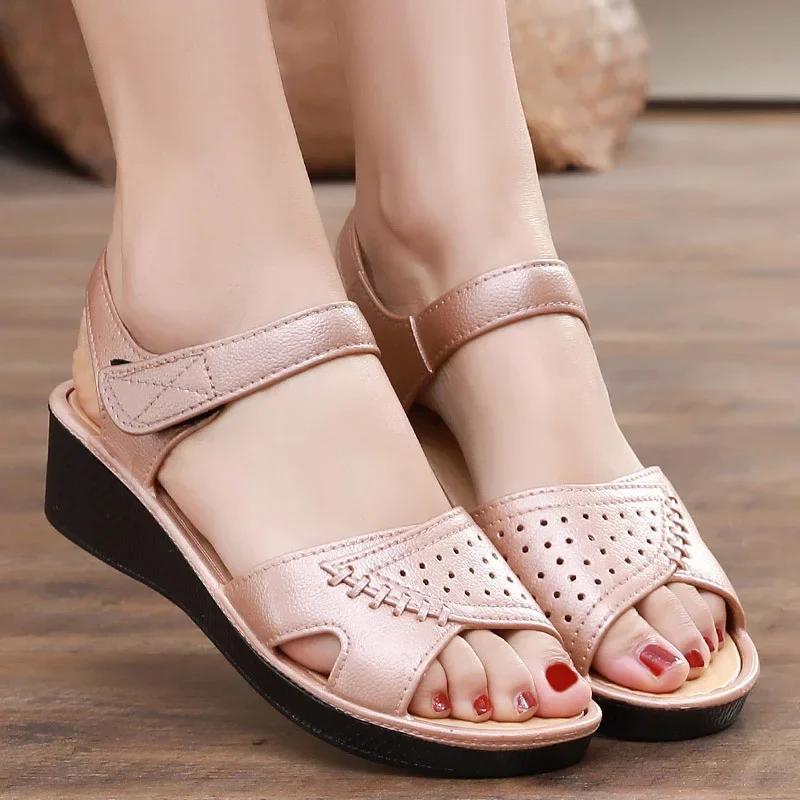 Сандалии для мам среднего возраста, летние женские сандалии, тапочки, плоский каблук, мягкая подошва, сандалии для пожилых, женская обувь Bohemian2024