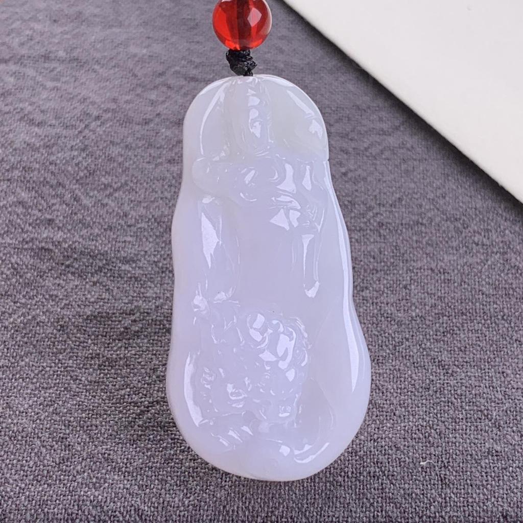 Подвеска из натурального бирманского жадеита класса А с фигурками лисы, тигра, цилиня и бодхисаттвы