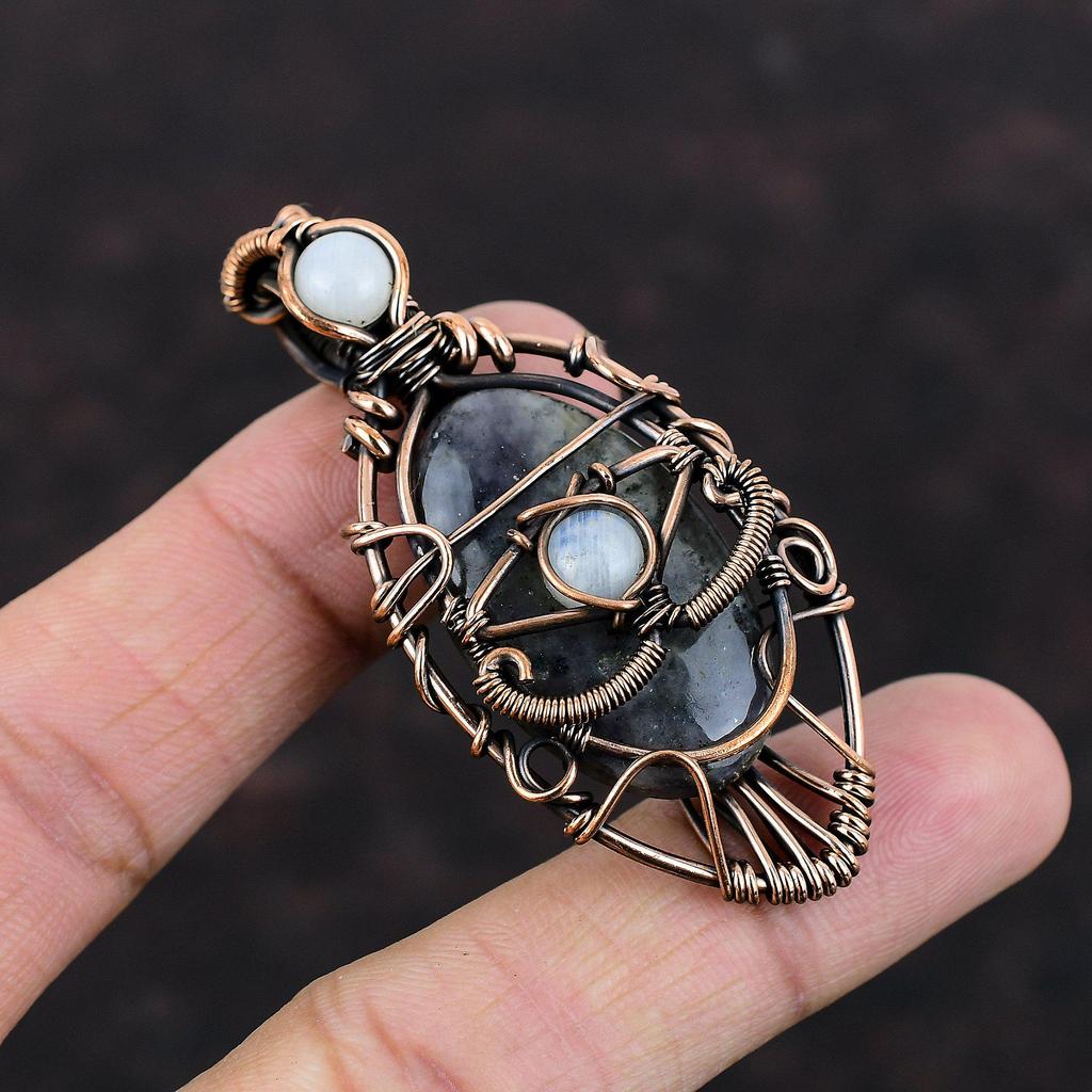 Дурной глаз Иолит Подвеска из солнечного камня Медная проволока Обернутая подвеска Радужная подвеска из лунного камня Красивые ювелирные изделия из драгоценных камней Подвеска ручной работы для подарка