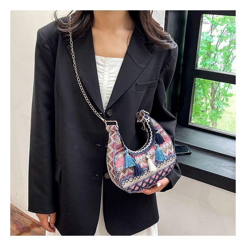 Женская сумка в этническом стиле с кисточками, модная и универсальная сумка через плечо, популярная сумка-полумесяц с цепочкой