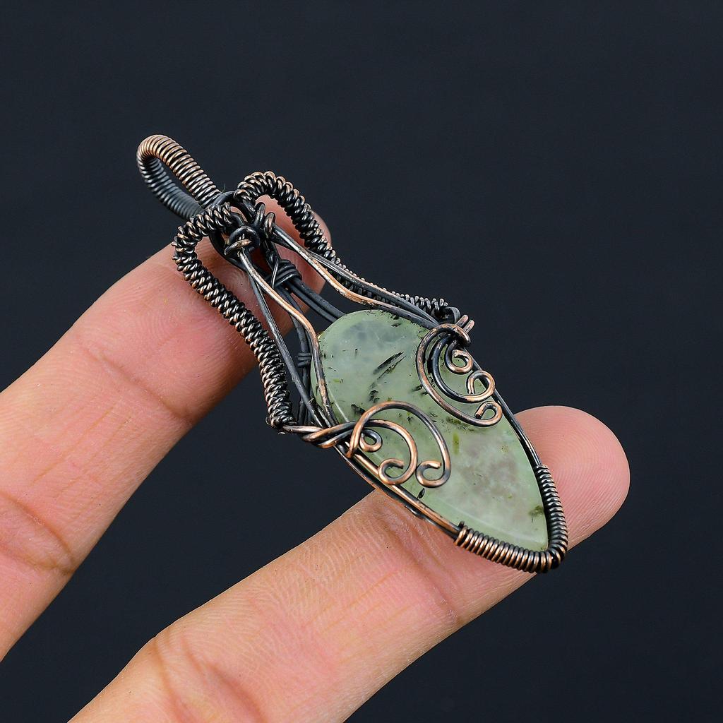 Элегантный драгоценный камень пренит из чистой медной проволоки, обернутый ювелирными изделиями ручной работы