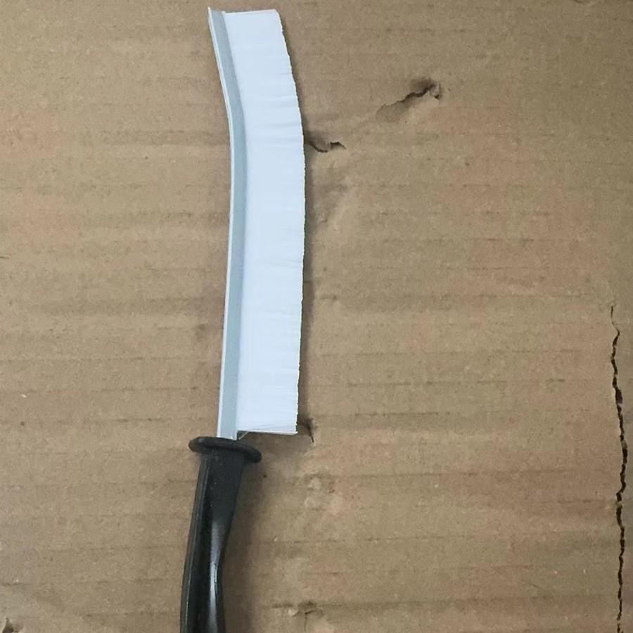 Многофункциональная щетка для чистки щелей в ванной, кухне и на окнах