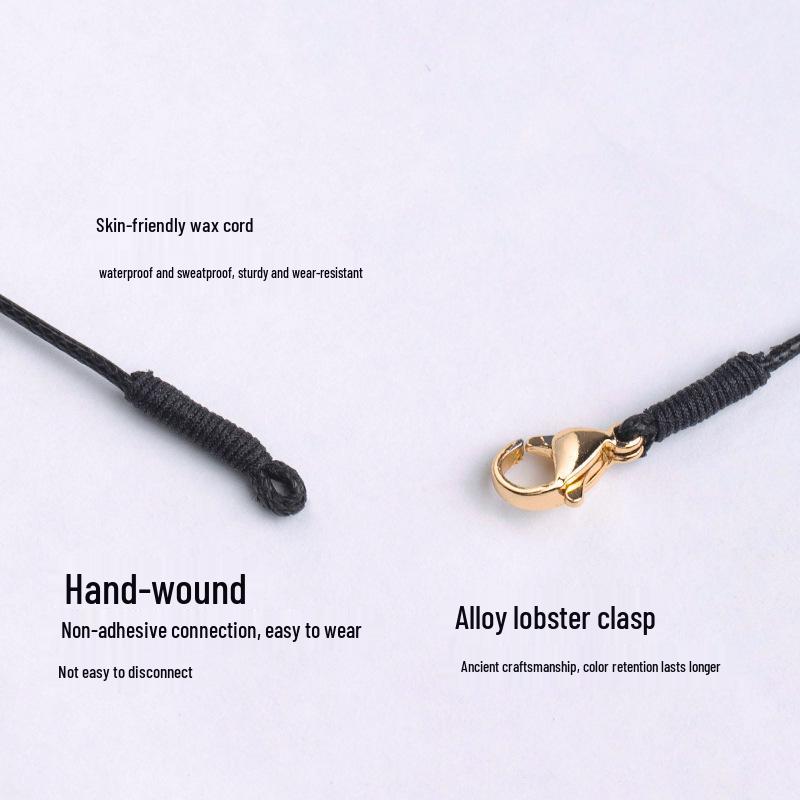 Ожерелье ручной работы из черной вощеной кожи с золотой подвеской