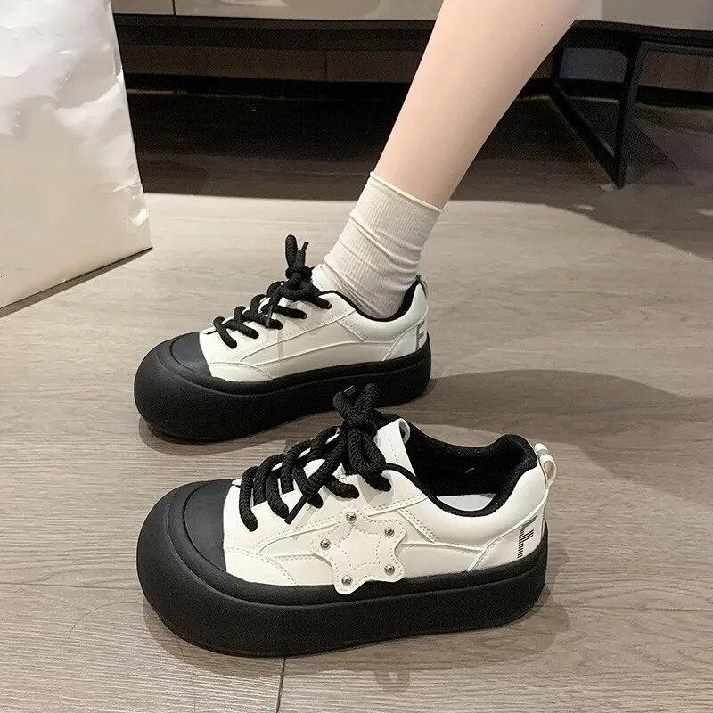 Кроссовки Женская обувь на платформе Спортивная весна Kawaii Lolita Повседневная теннисная женская корзина Черная вулканизированная мода для бега