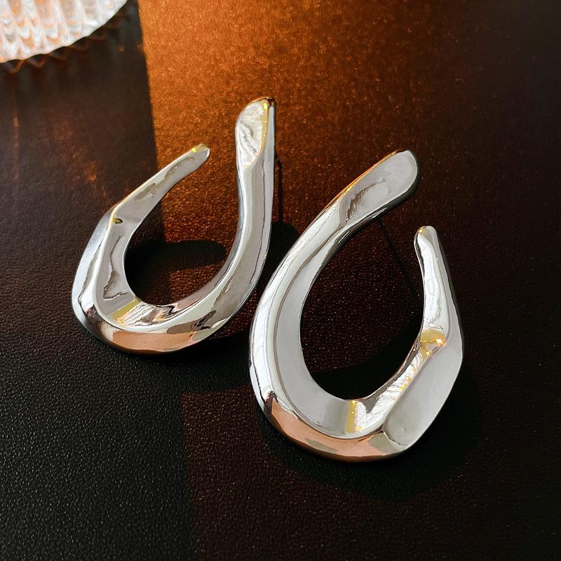 Преувеличенные металлические геометрические серьги-пусеты серебристого цвета - Элегантные и универсальные для женщин