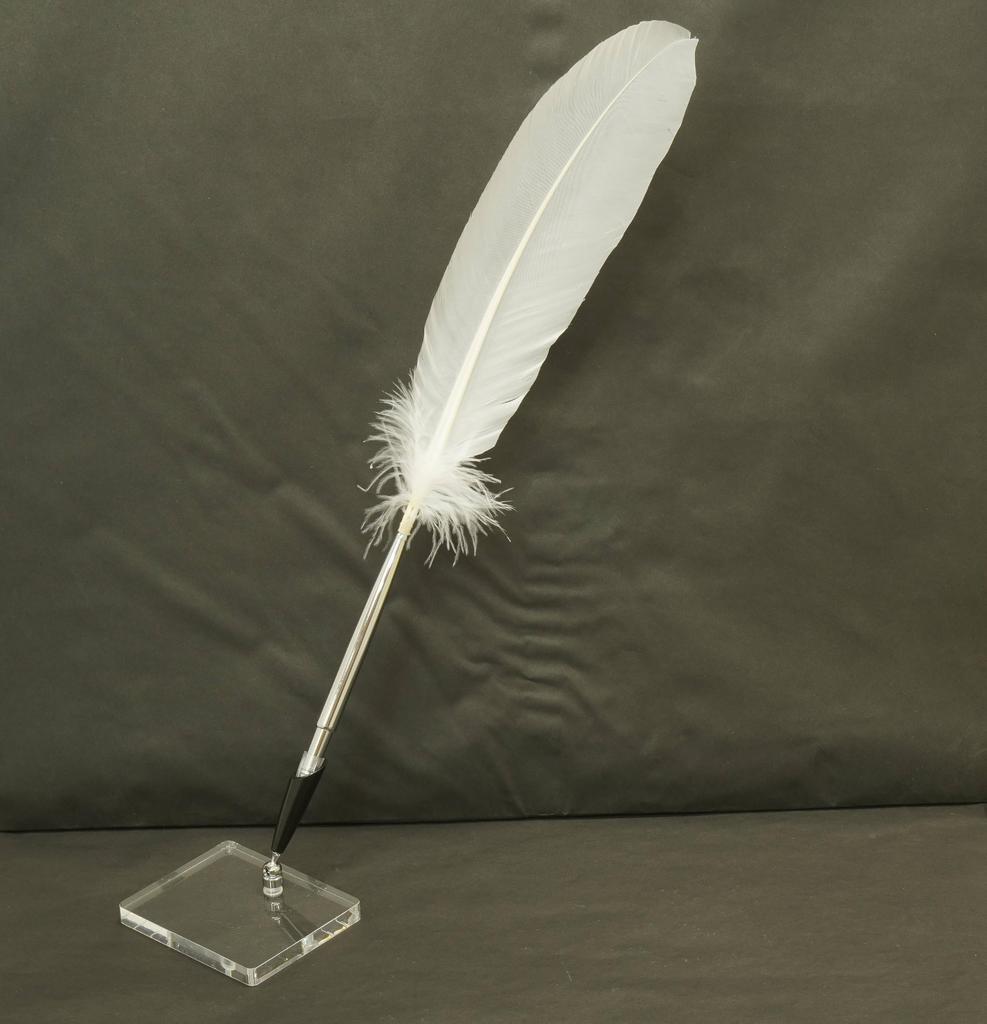 Упаковка из 2 наборов ручек с диском из латуни с японским обработанным пером индейки, прозрачная акриловая подставка для ручек с черным держателем для ручек Белое перо + Q-S5P2WT-2-W