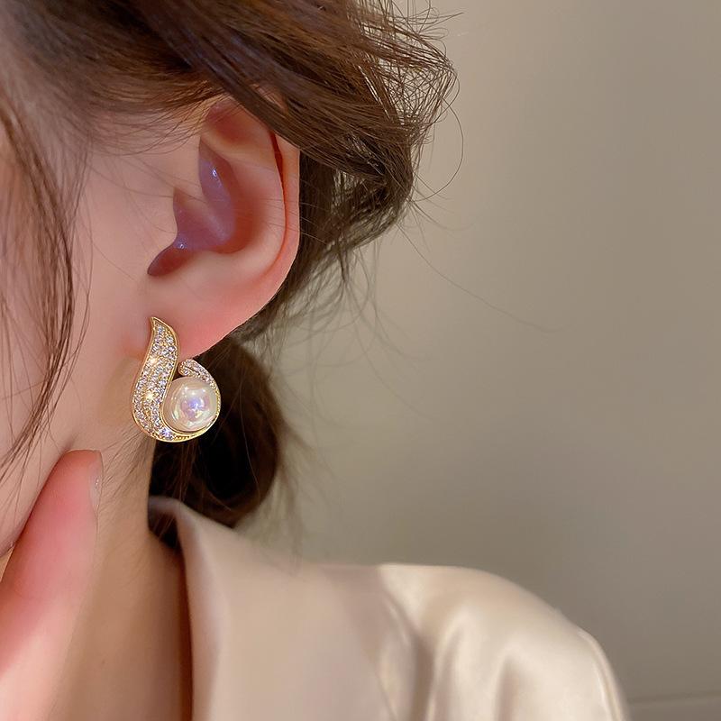 Silver needle light luxury Spice Girl pearl stud earrings temperament retro super flash earrings women's fashion high sense personalized earrings