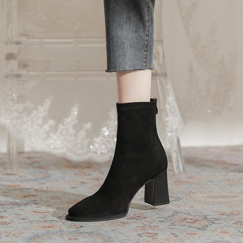 Французская замша толстый каблук короткие ботинки женские 2025 новые задняя молния квадратный носок тонкие ботинки повседневная носка высокий каблук женские ботинки