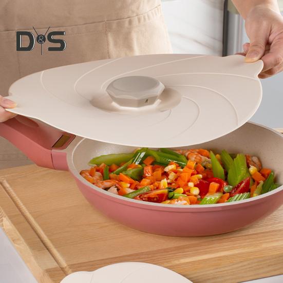 Простая в использовании крышка для защиты от разливов. Термостойкая, удобная крышка для сохранения свежести пищевого качества.