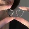 Шикарные серьги в форме сердца: Элегантные серебряные серьги-кольца высокого класса с минималистичным дизайном, идеально подходящие для любого стиля.