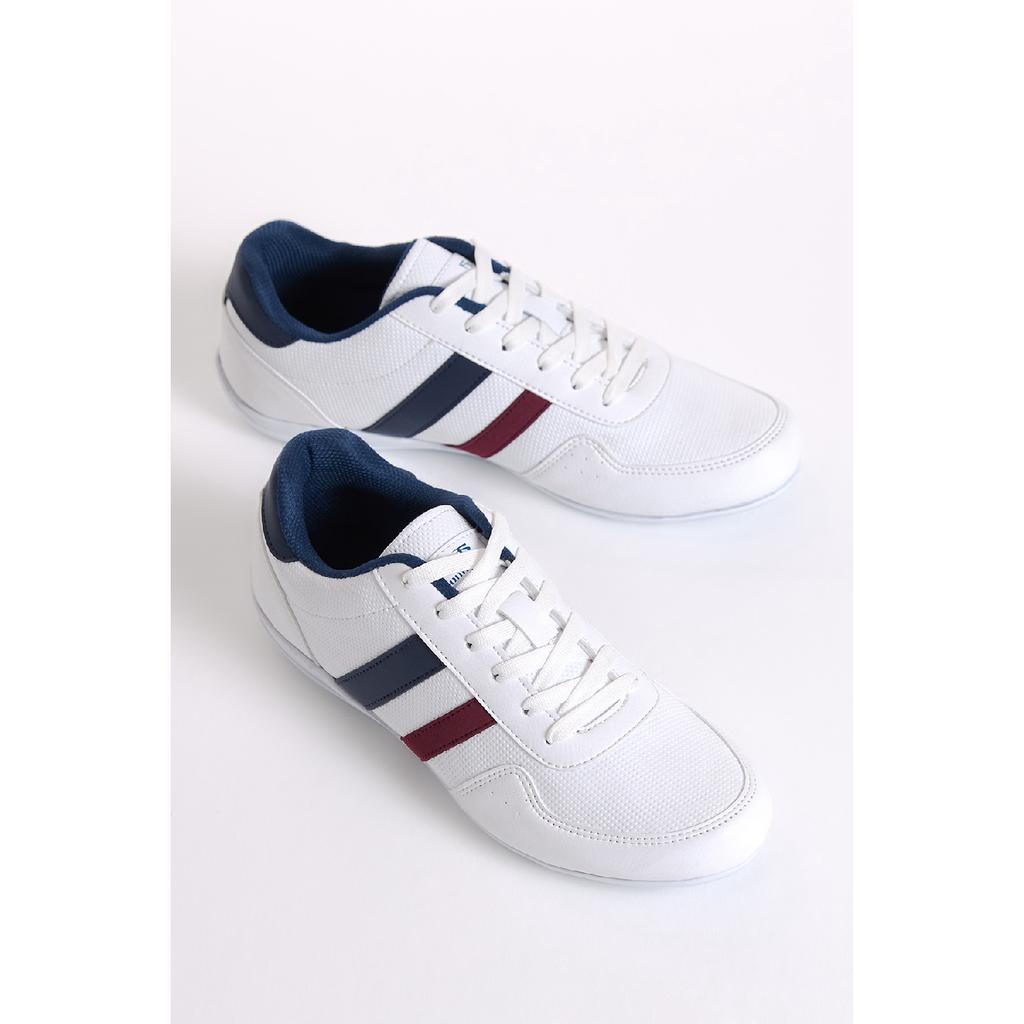 Мужская спортивная обувь на шнуровке черного цвета по бокам