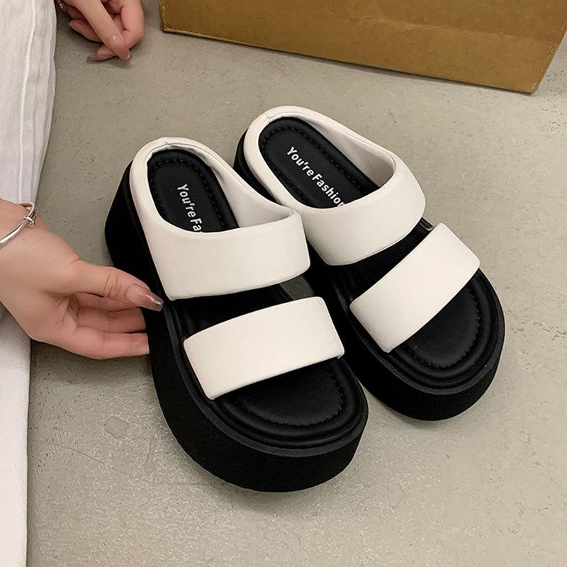 Толстоподошвенные туфли на высоком каблуке, крутые шлепанцы для маленьких мужчин, женская летняя обувь 2025, новинка, суперпопулярная модная модель интернет-знаменитости, под юбку, пляжная обувь