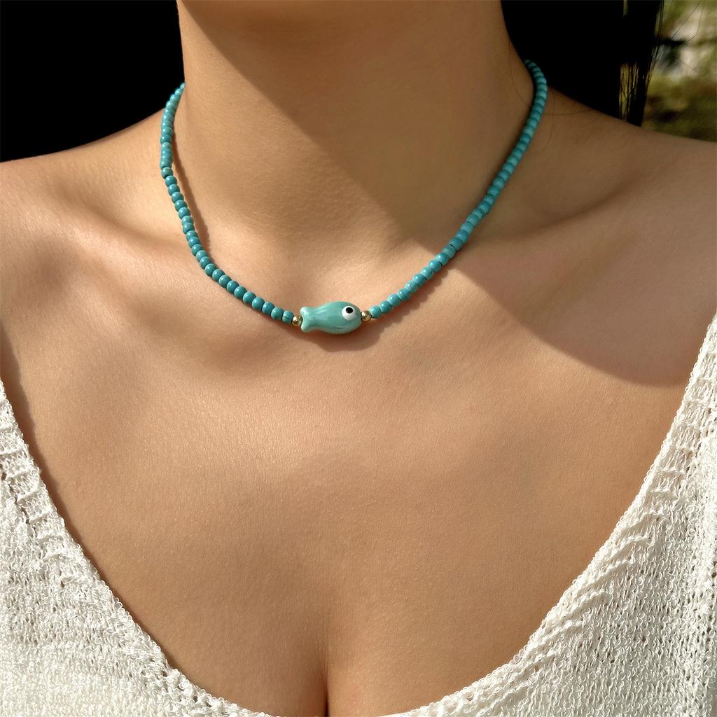 Керамическое ожерелье-подвеска в виде рыбки Gmai для женщин, многоцветные рисовые бусины с бирюзовыми акцентами, нежные украшения в виде рыбок для повседневной носки и отпуска