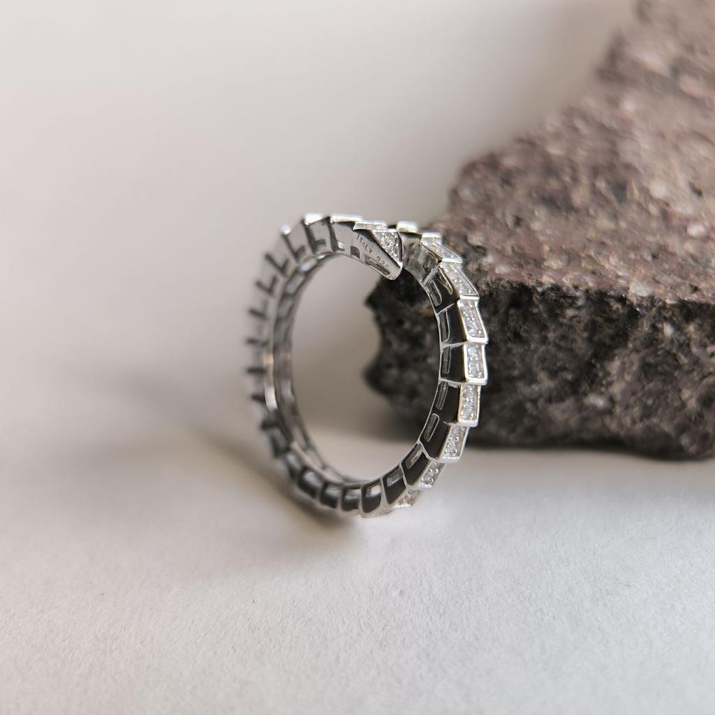 Серебряное кольцо с фианитами, вес изделия 2,55 гр (2190592)