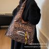 Холщовая сумка с леопардовым принтом женская большой вместимости 2025 новая осенне-зимняя универсальная повседневная на плечо сумка-тоут для учебы