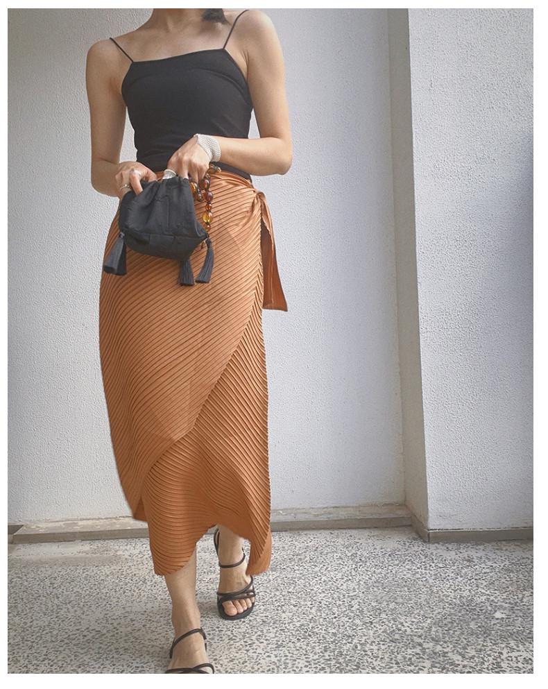 Женская черная плиссированная юбка средней длины с асимметричным разрезом от Мияке