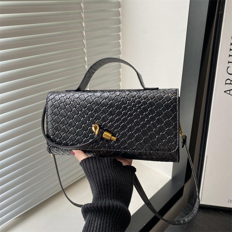 Spring and Summer New Woven Soft Leather Dinner Bag Medieval Baguette Bag Organ Bag Horizontal Portable Messenger Bag Women