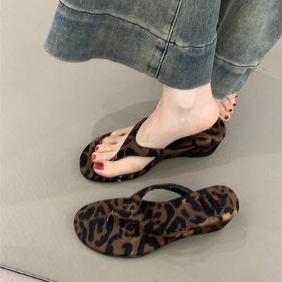 Нежные вечерние шлепанцы на танкетке, лето 2025, новый французский темперамент, элегантные фиолетовые сандалии с юбкой