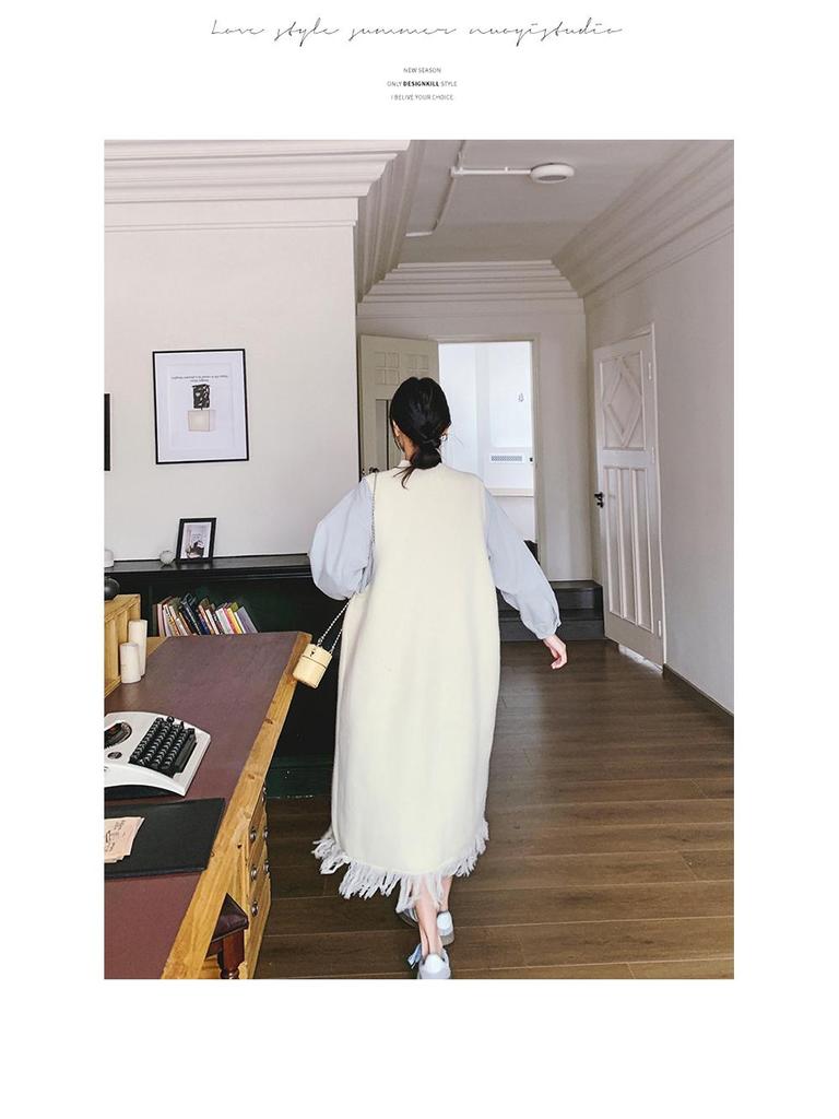 Женский комплект из двух частей весна-лето 2025 года: Платье-рубашка с цветными пуговицами и трикотажный жилет с кисточками