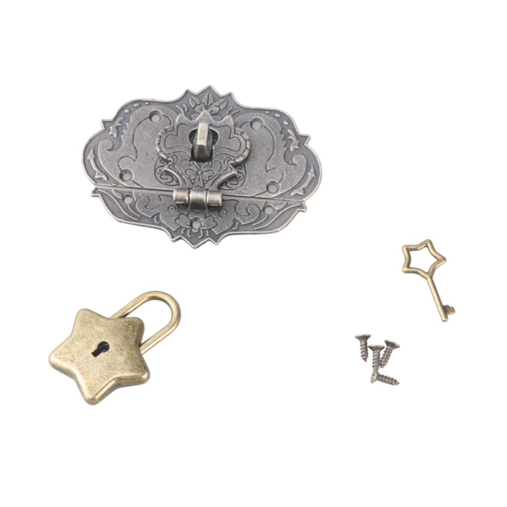 Винтажный замок для деревянных ящиков. Простая в использовании фурнитура. Простая в использовании фурнитура. Декоративный замок, идеально подходящий для защиты вещей.