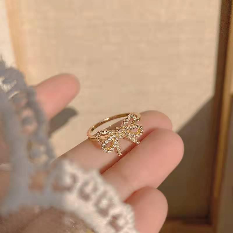 Позолоченное микроинкрустированное кольцо-бантик для женщин - нишевый дизайн, элегантный и нежный стиль, легкая роскошная подарочная коробка в комплекте