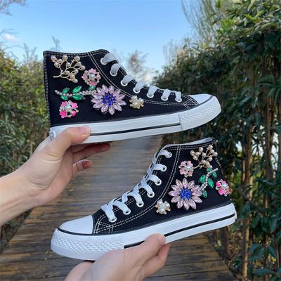 2024 Новые высокие парусиновые туфли для женщин, модная повседневная обувь с жемчугом, студенческие туфли Harajuku Port Style Flower Board, модная женская обувь