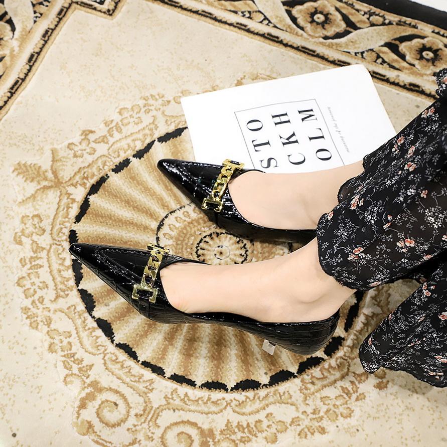 Женские блестящие лакированные туфли с острым носком и металлической цепочкой, декоративные туфли на среднем каблуке