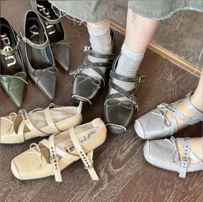 Модные туфли с ремешком и пряжкой 2025 Новые женские балетки с бантом на низком каблуке Платье Балетки Бабочка Ретро Резина Рим ПУ Бант-бабочка