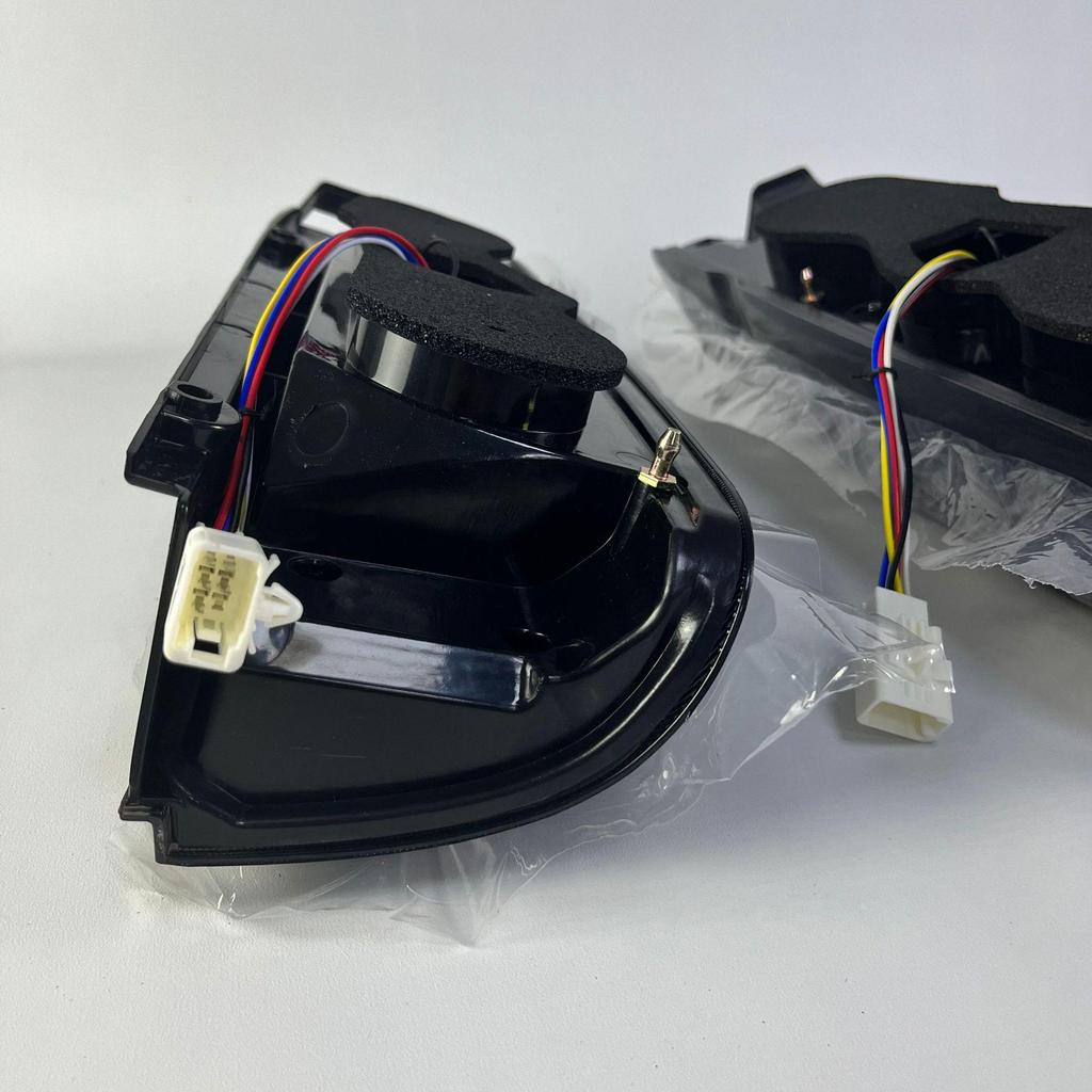 Светодиодные задние фонари и динамические указатели поворота для Toyota Hiace H200 Series 05-18