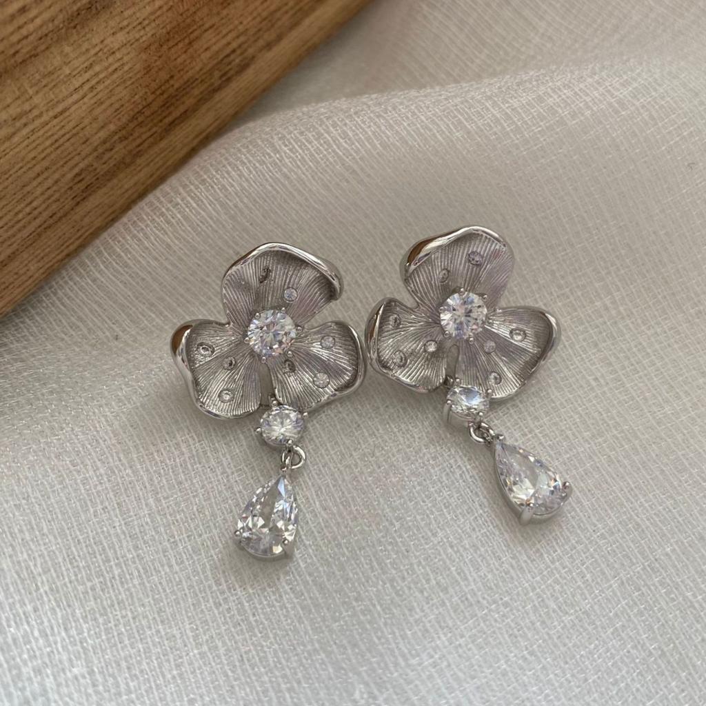 Серьги-пусеты в виде капли цветка, легкая роскошь, модный темперамент, высококлассные серьги, универсальные серьги нишевого дизайна