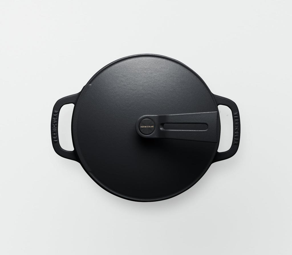 Чугунная эмалированная кастрюля Vermicular 18 см Premium Black Limited Edition для готовки без воды, для запекания в духовке, с 2 отдельно стоящими крышками OP2R18S-PB-L