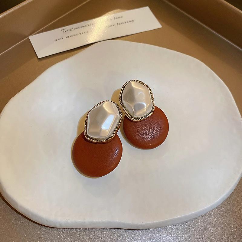 Maillard Coffee Retro Heart Hong Kong Style Versatile Stud Earrings - Niche Fashion Design