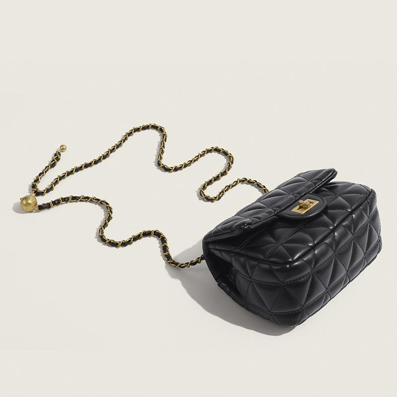 Универсальная маленькая квадратная сумка INS для женщин 2025 Новая летняя модная стеганая сумка-цепочка Нишевая сумка на одно плечо/подмышку