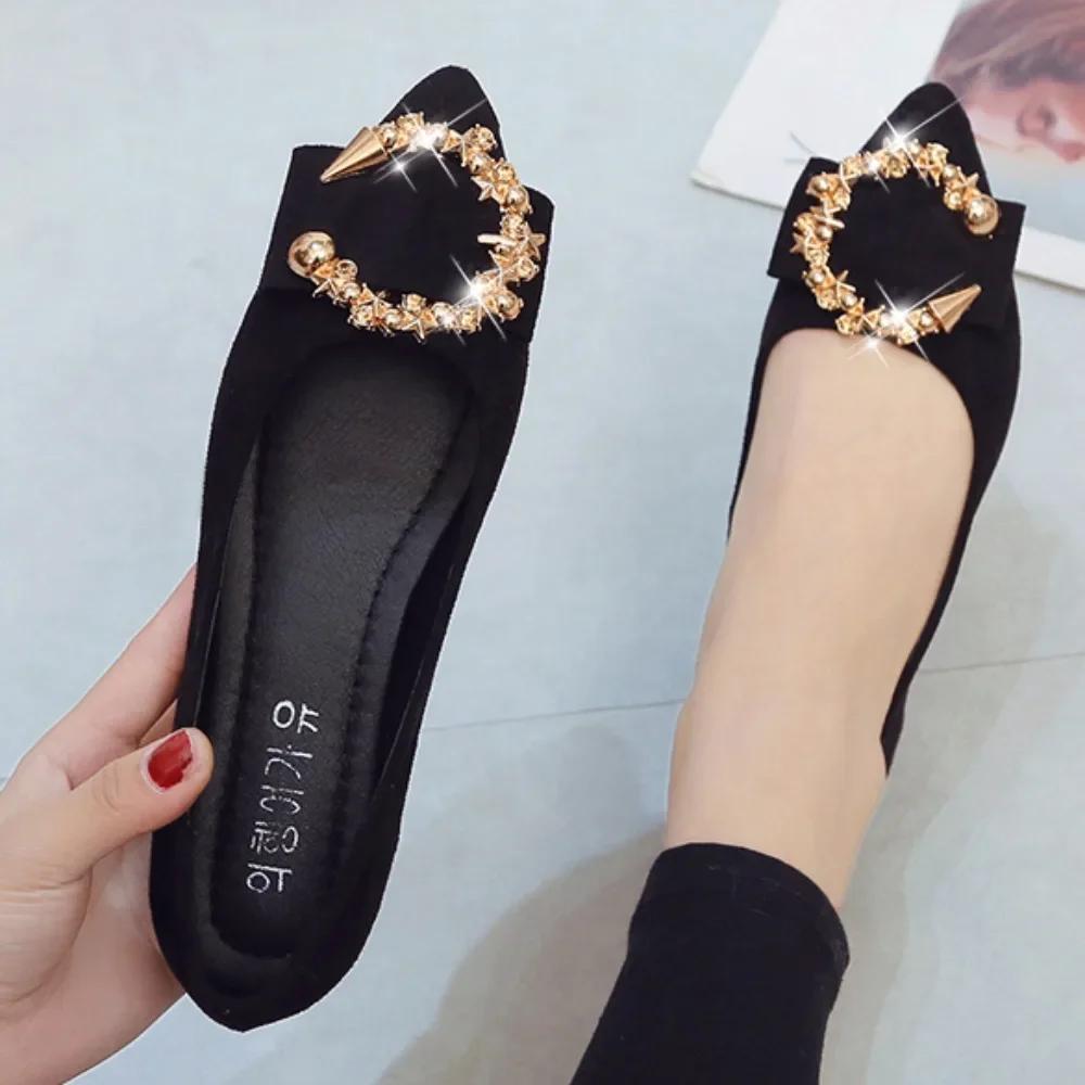 Новинка 2024 года, весенне-осенняя повседневная модная удобная нескользящая износостойкая простая металлическая декоративная женская обувь с острым носком