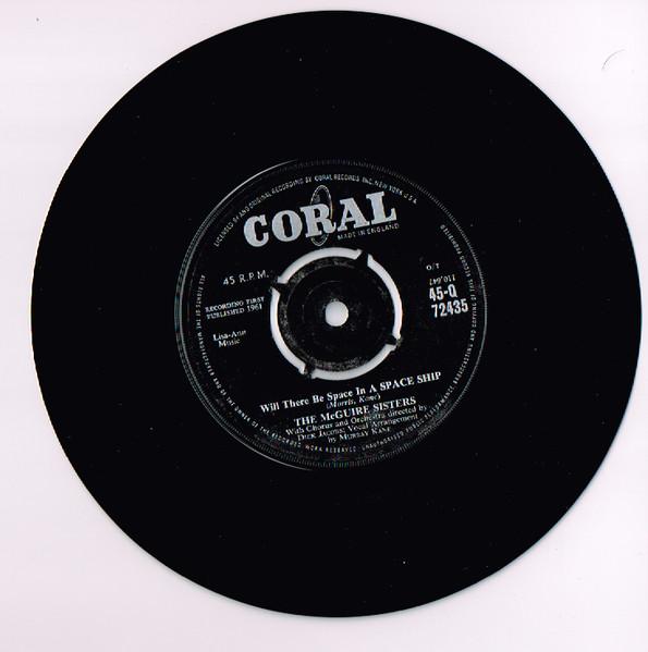 7-дюймовая пластинка MCGUIRE SISTERS Will There Be Space In A Space Sh 45Q72435 Коралловая 1961 Великобритания Поп Б/у