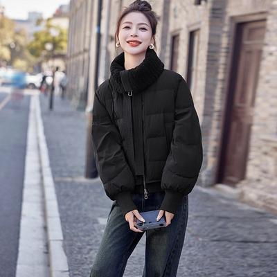 Короткая зимняя куртка-пуховик с небольшим воротником-стойкой