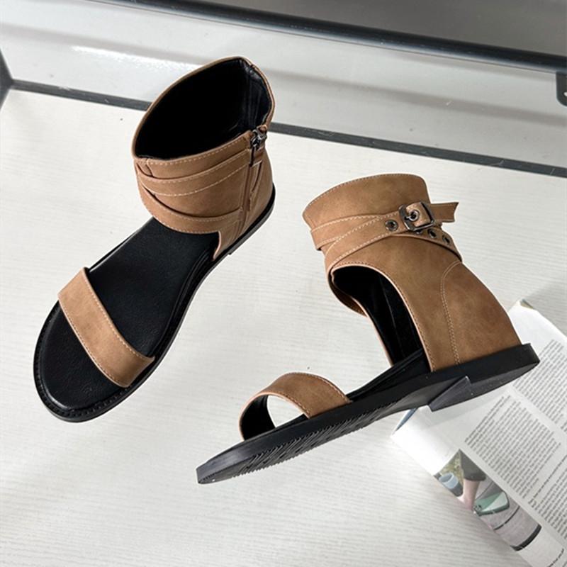 Новые модные ботильоны с открытым носком, женские летние модные сандалии на плоской подошве с заклепками и пряжкой на квадратном каблуке, элегантные кожаные ботинки