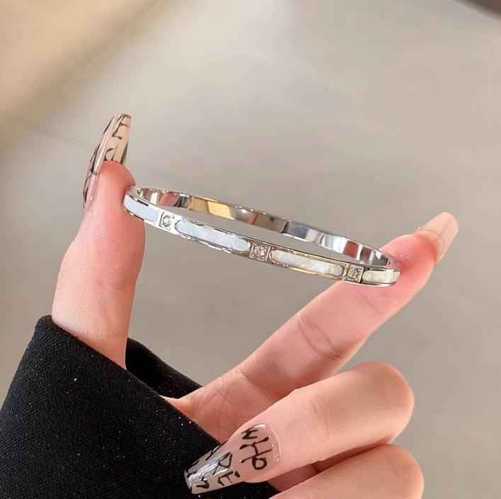 Роскошный минималистичный браслет из титановой стали с перламутром для женщин - Универсальное украшение, идеальный подарок для девушки или лучшей подруги.