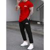 Мужской комплект из 2 предметов: брюки-джоггеры regular fit и футболка с коротким рукавом с принтом в виде букв. Уличный повседневный модный комплект для активного отдыха.