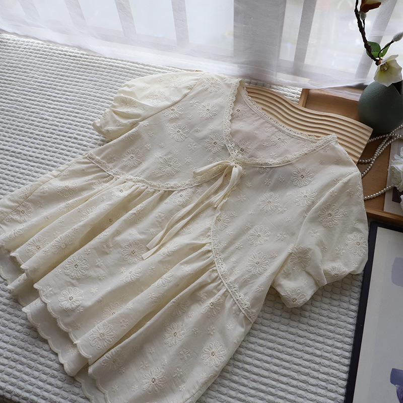 Летняя корейская кружевная женская рубашка с V-образным вырезом, завязками, вышивкой и короткими рукавами, 2025
